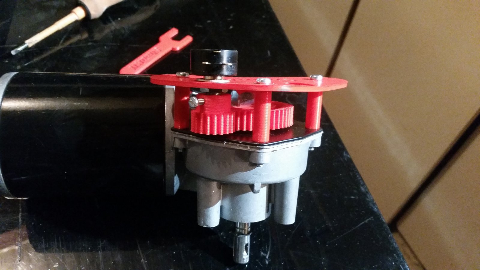 Moteur avec engrenage et capteur.jpg