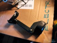 02-broken-car-phoneholder_20250926.jpg
